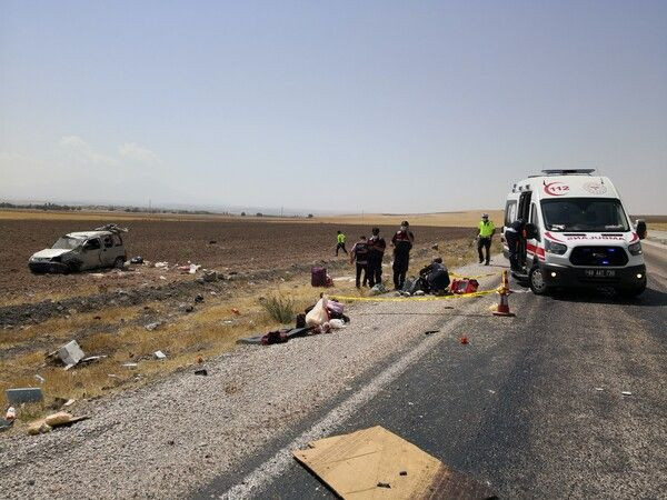 Aksaray'da korkunç kazada can pazarı! Takla atarak tarlaya uçtu - Resim: 2