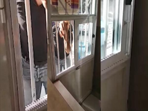 Şanlıurfa'da yaşandı! Aile hekimiyle tartışıp merkezin kapı ve pencerelerini yumrukladılar - Resim: 4