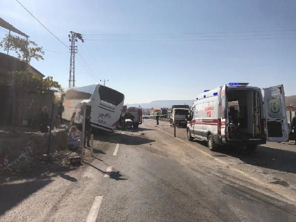 Kayseri’de yolcu otobüsü ile kamyonet çarpıştı! 1 kişi öldü 11 yaralı var - Resim: 3