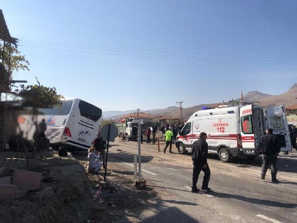 Kayseri’de yolcu otobüsü ile kamyonet çarpıştı! 1 kişi öldü 11 yaralı var - Resim: 4