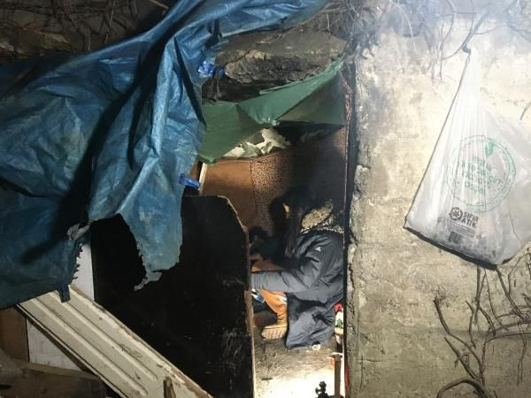Bursa'da kış günü eşi ve 3 yaşındaki kızıyla 2 metrekarelik mağarada yaşıyorlar - Resim: 1