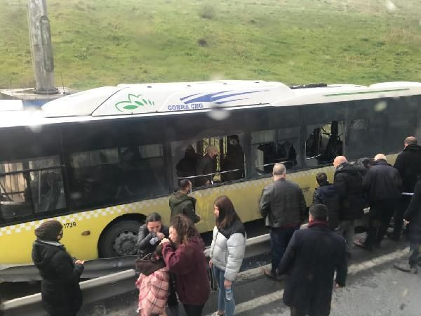 İstanbul'da İETT otobüsü yoldan çıktı! Camları kırarak kurtarıldılar - Resim: 1