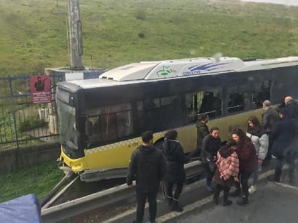 İstanbul'da İETT otobüsü yoldan çıktı! Camları kırarak kurtarıldılar - Resim: 2