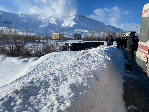 Van'da yolcu otobüsü devrildi! 2'si ağır 9 yaralı var - Resim: 2