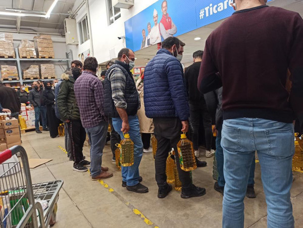 Sivas'ta açılışa özel fiyatı duyan akın etti! Metrelerce kuyruk oluştu - Resim: 0