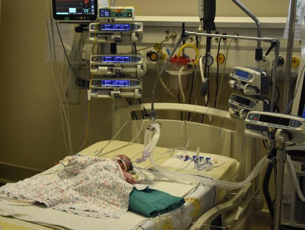 Kalbi delik olarak dünyaya geldi! 100 dakika kalbi durdurularak ameliyat edildi - Resim: 1