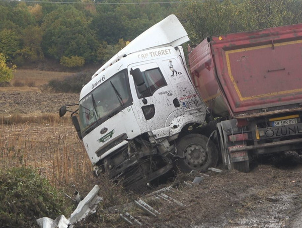 Kırklareli'de feci kaza! TIR ile otomobil çarpıştı, sürücü sıkışarak can verdi - Resim: 0