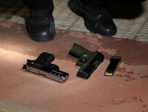 Çifte tabancayla havaya ateş edip, çamaşır suyuyla dükkanı yakmaya çalıştı - Resim: 4