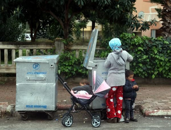 Çöpte yiyecek arıyor gibi yapan kadın esnafı bıktırdı - Resim: 1