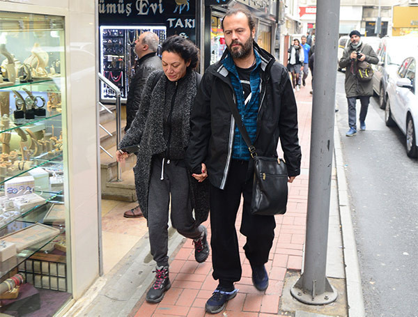 Gitaristiyle el ele yakalandı! - Resim: 3