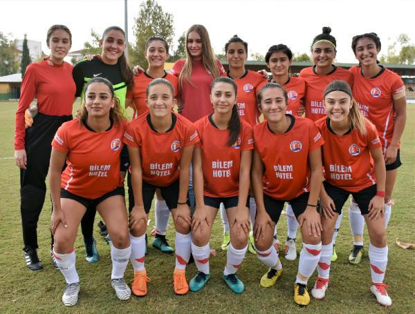 Futbol aşığı Rus güzel tribünü salladı! - Resim: 1