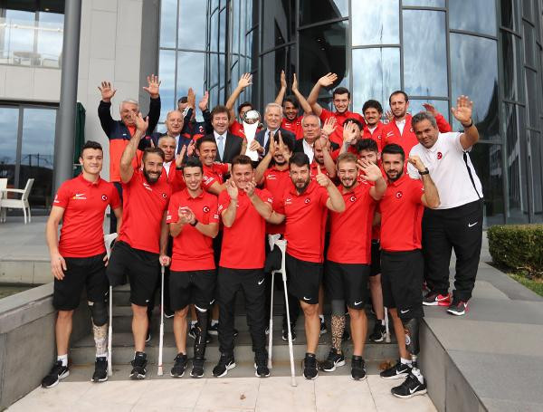 TFF heyeti, Ampute Milli Takımı'nı alkışlarla karşıladı - Resim: 1