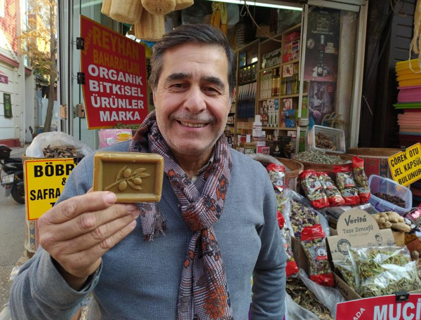 Bursa'da 15 TL'ye satılıyor! Araplar kapış kapış alıyor: Kelliğe ve saç dökülmesine çözüm - Resim: 0