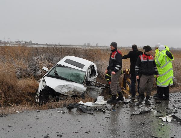 Kafa kafaya çarpıştılar! Feci kazada 2 ölü - Resim: 1
