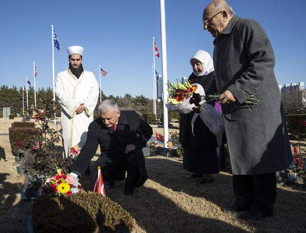 Başbakan Yıldırım Kore'deki Türk şehitliğinde! Gözleri doldu.. - Resim: 3
