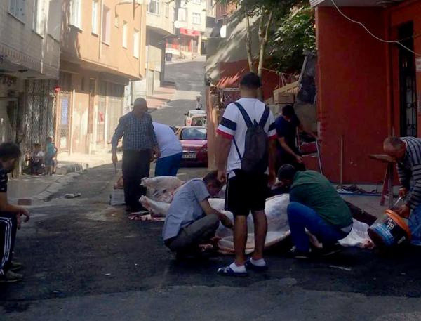 Beyoğlu'nda kurbanlıklarını sokakta kestiler - Resim: 0