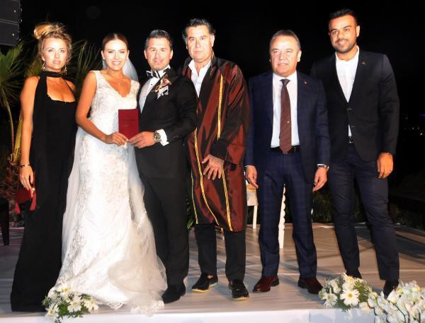 Öpücük kavgası uçağı geri döndürdü! - Resim: 1