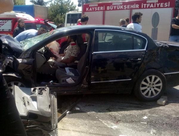 Kayseri'de trafik kazası 3 yaralı... - Resim: 1