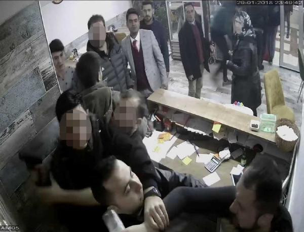 Polis kokoreççide garsonu tokatladı silah çekti! - Resim: 2