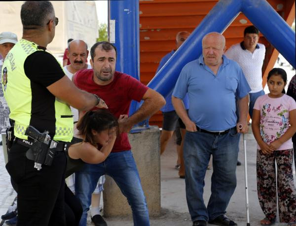 Direksiyon başındaki eşini dövünce arabaları takla attı! - Resim: 3