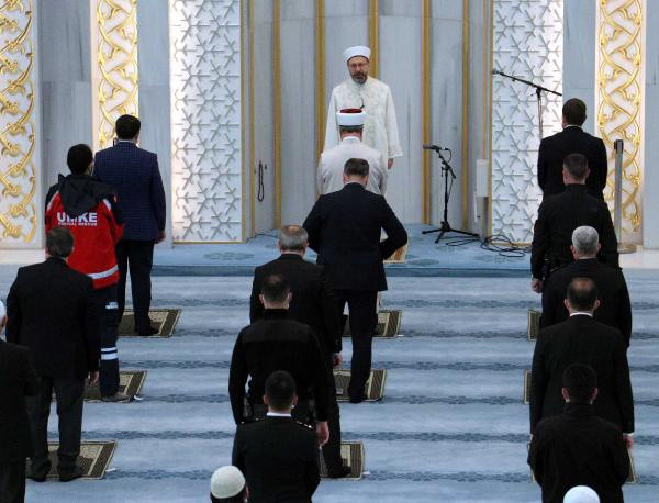 Bayram namazı kısıtlı sayıda cemaatle kılındı Ali Erbaş hutbe okudu - Resim: 1