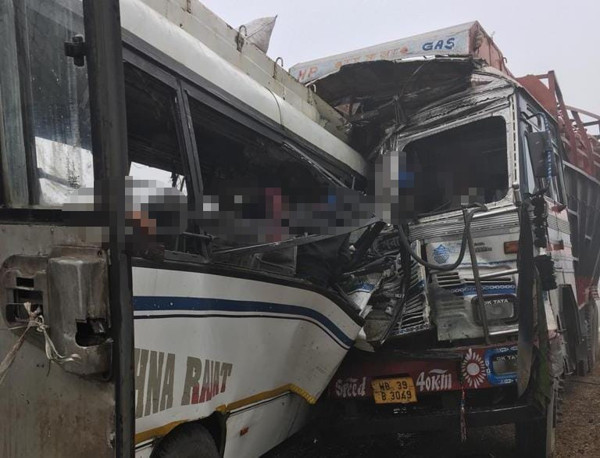 Korkunç kaza! Yolcu otobüsü kamyonla çarpıştı: 16 ölü 26 yaralı - Resim: 0