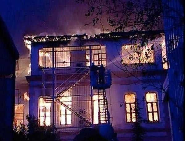 Çağaloğlu'nda tarihi bina küle döndü - Resim: 3