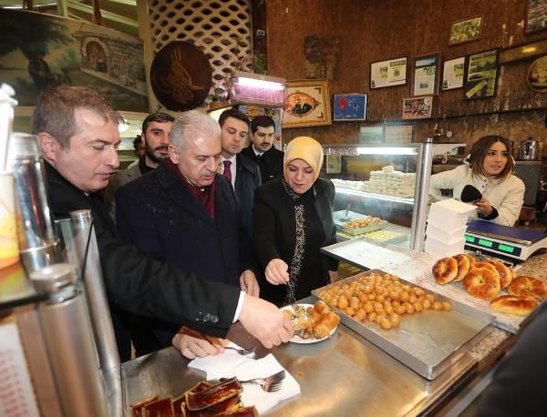 Binali Yıldırım Sarıyer'de börek yedi, martılara simit attı - Resim: 3