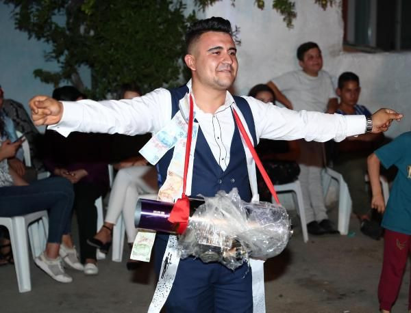Düğünde altın beklerken arkadaşları takı niyetine bunları verdi - Resim: 4
