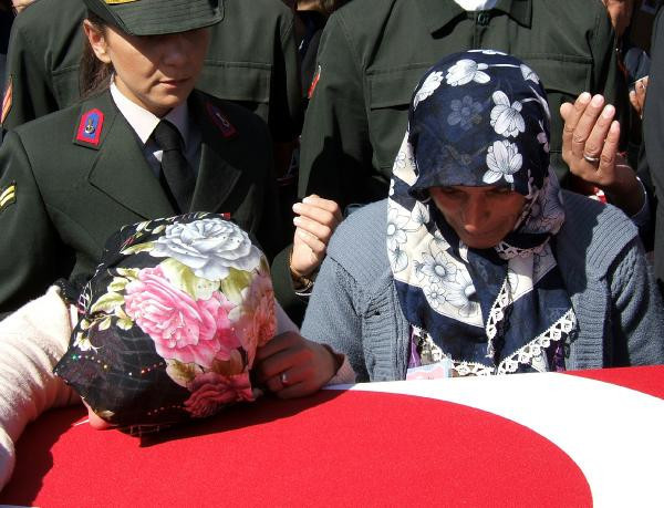 Şehit cenazesinde kız kardeşin feryadı yürek burktu! - Resim: 4