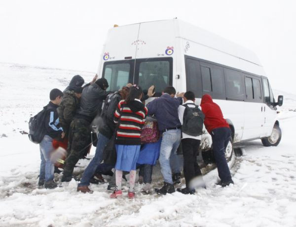 Okul yolundaki bu görüntü yürek sızlattı! - Resim: 2