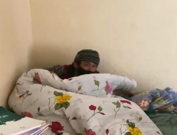 Polisler fark etti! Esenyurt'ta eve giren hırsız battaniyenin altında yakalandı - Resim: 1