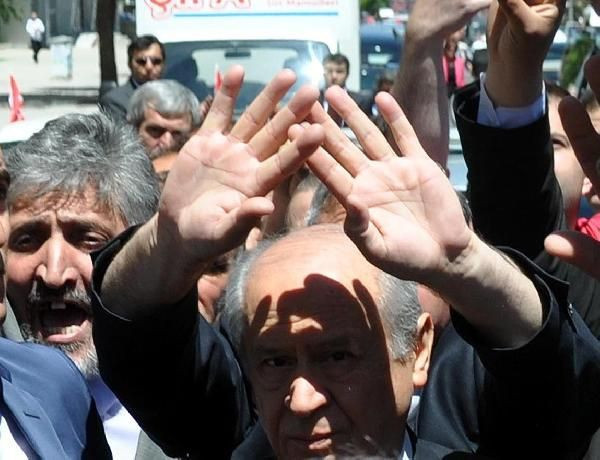 Bahçeli'yi atlı dadaş kızlar karşıladı - Resim: 4