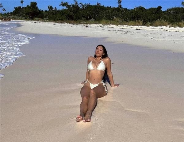 Sıcaktan içi yanan Kim Kardashian kendini havuza zor attı bikinili pozları olay - Resim: 4