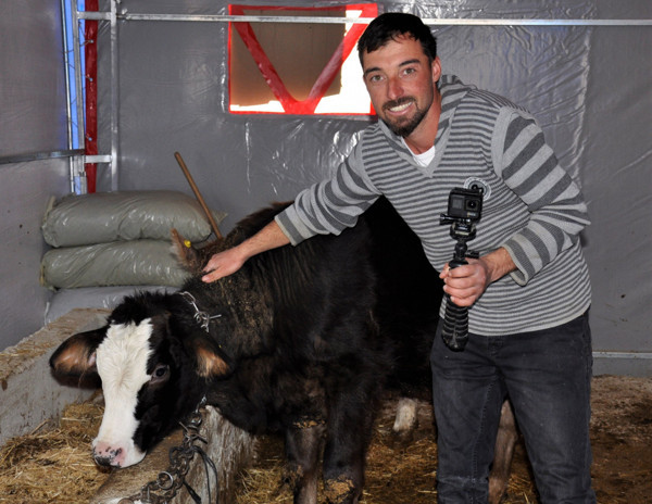 Eskişehir'de düğün takılarıyla telefon aldı! Herkes onu görmeye köye geliyor - Resim: 0