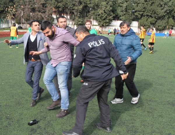 Hakeme tekme ve yumruklarla saldırdılar! - Resim: 4