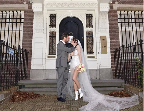 Eşinin yarı çıplak gelinliğine tepki gösterdi! Sinan Akçıl'ın yorumu olay oldu - Resim: 1