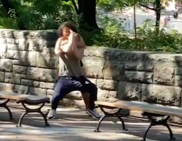 Genç kadının yaptığına inanamayacaksınız! Parkta sevgilisini yatırıp.. - Resim: 2