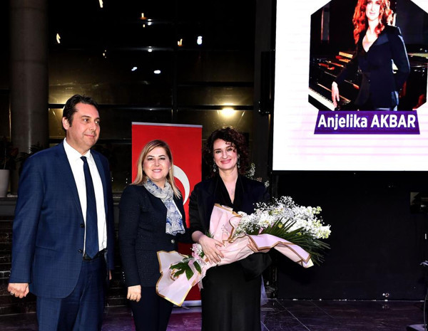 Annesi Rus, babası Ukraynalı ünlü sanatçı Türkiye'den dünyaya seslendi! Savaşa tepki gösterdi - Resim: 2