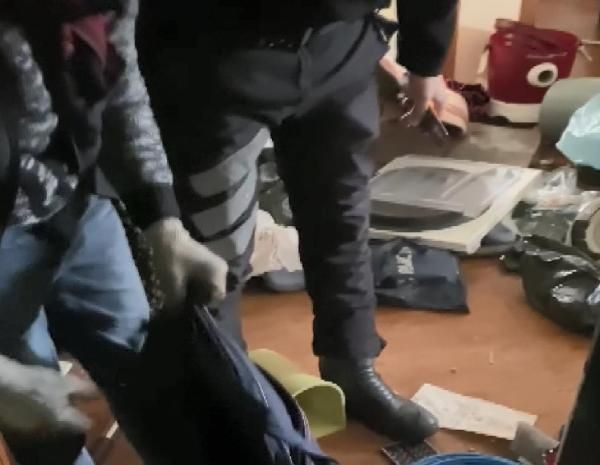 Polisler fark etti! Esenyurt'ta eve giren hırsız battaniyenin altında yakalandı - Resim: 3