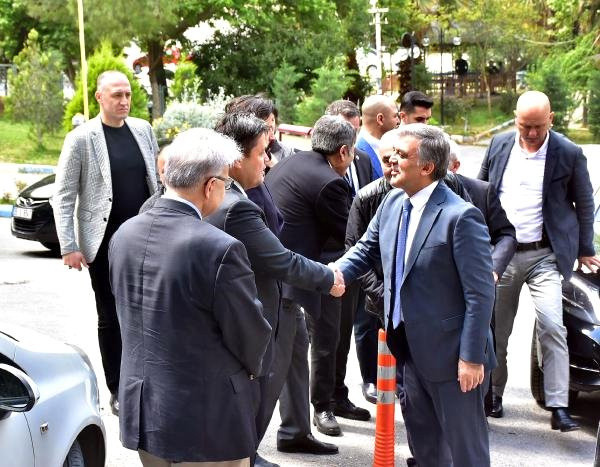 Abdullah Gül, yeni parti kuracak mısınız? sorusuna bakın nasıl tavır sergiledi! - Resim: 0