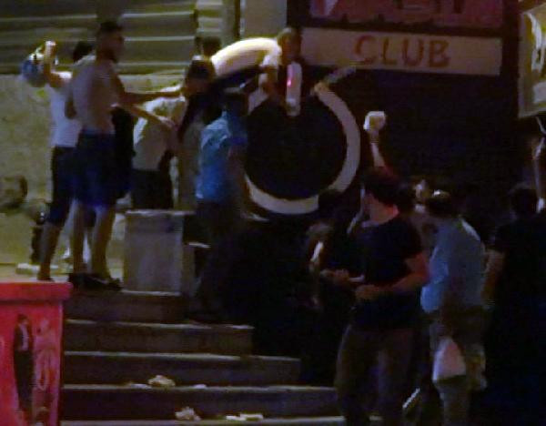 Mekanı basan Suriyelileri silahla kovaladı! - Resim: 4