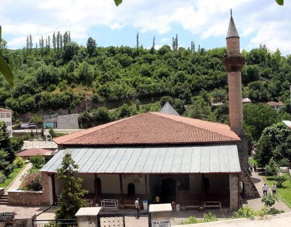 Fatih Sultan Mehmet'in namaz kıldığı 873 yıllık Ulu Cami hala ayakta - Resim: 3
