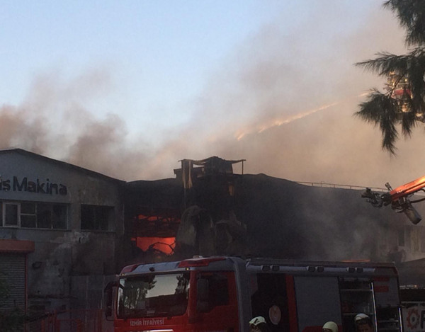 İzmir'de sanayi bölgesinde büyük yangın! Patlamalar yaşanıyor - Resim: 0