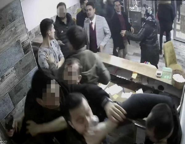 Polis kokoreççide garsonu tokatladı silah çekti! - Resim: 1