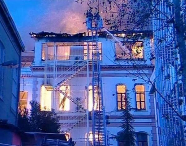 Çağaloğlu'nda tarihi bina küle döndü - Resim: 2