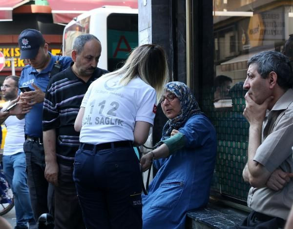 Şişli'de inanılmaz olay! Yolda yürürken kafasına çöp dolu poşet düştü - Resim: 1