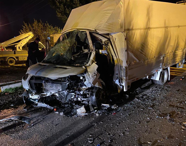 Antalya'da korkunç kaza! Kafa kafaya çarpıştı hurdaya döndü: Ölüler var - Resim: 1
