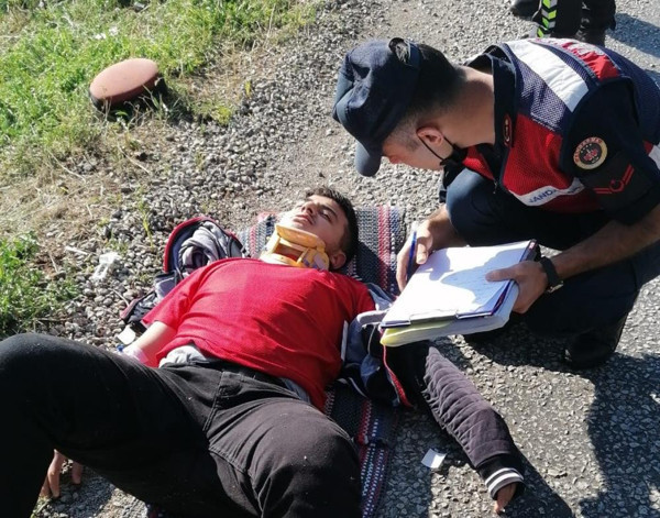 Çorum'da feci kaza! İki araç birbirine girdi çok sayıda yaralı var - Resim: 1