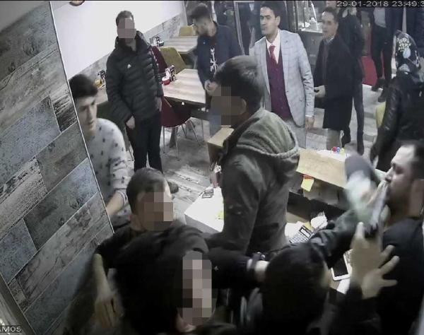 Polis kokoreççide garsonu tokatladı silah çekti! - Resim: 4